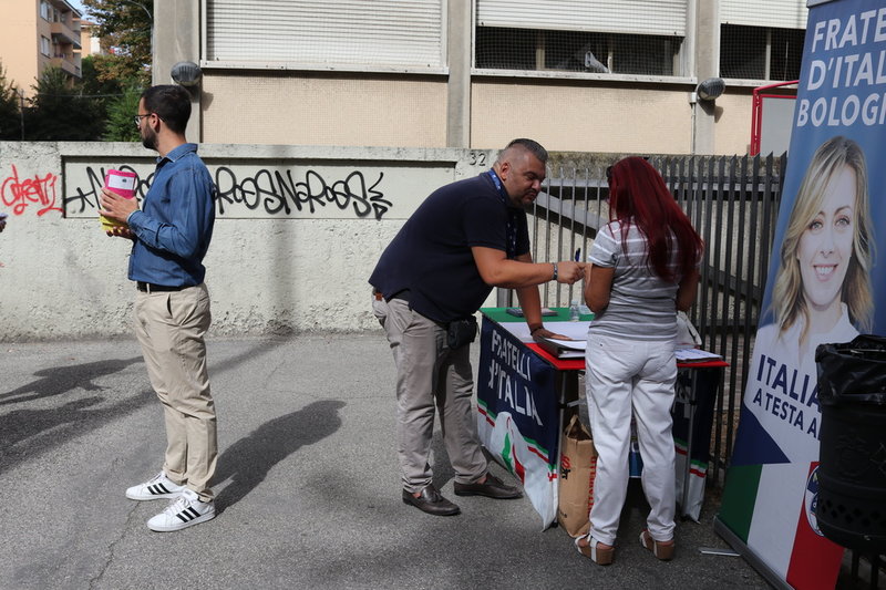 Alessandro Babieri, i mitten, kampanjar för Italiens bröder i Bolognakvarteret San Donato-San Vitale.