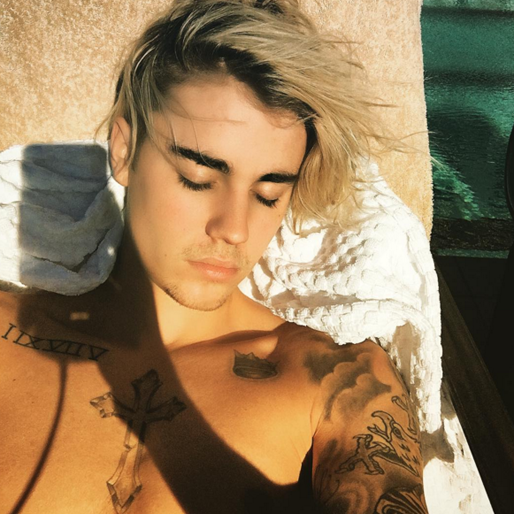 Justin Bieber njuter av solen. Justin Bieber njuter av solen.