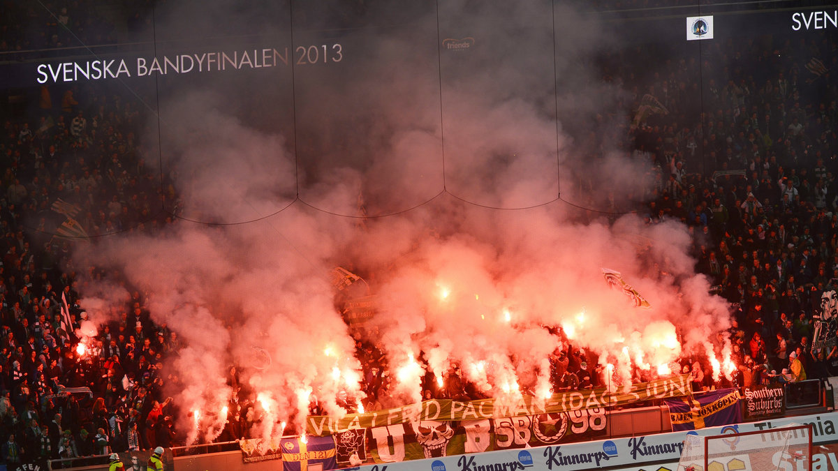Hammarbys fans tände bengaler i bandyfinalen mot Sandviken. 