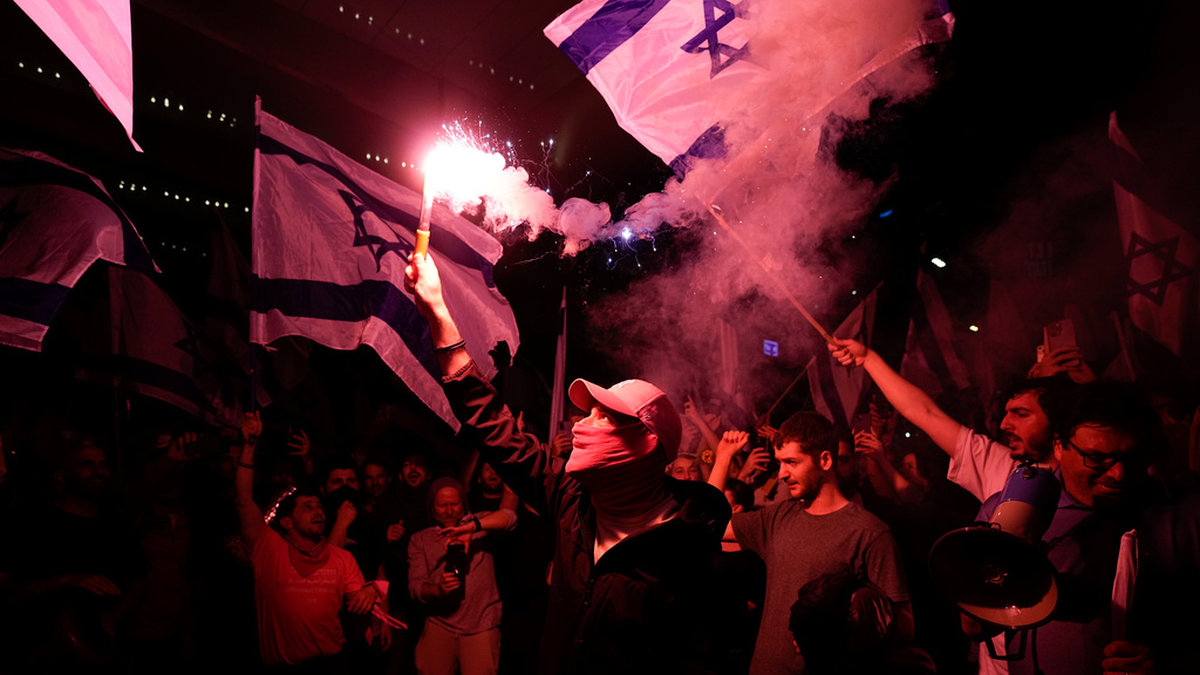 Israeler blockerar en motorväg i Tel Aviv under protesterna natten till måndagen.