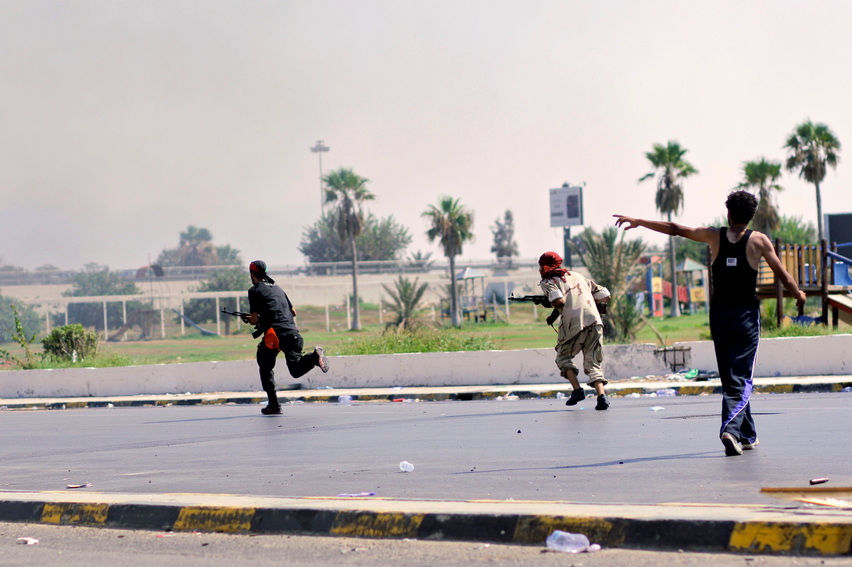 Rebellerna tar över mer och mer i upprorens Libyen. Nu rapporteras de ha kontroll över flygplatsen i Tripoli.