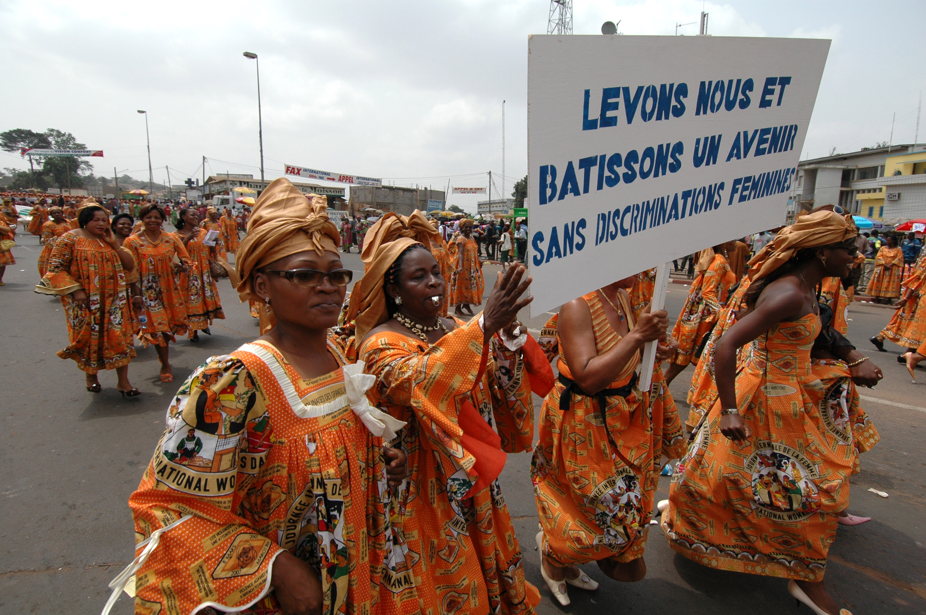 Det finns flera organisationer runt om i Afrika som arbetar mot könsstympning. Här bilder från en demonstration i Kamerun. 