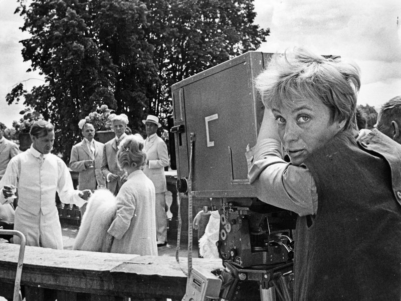 Regissören och skådespelaren Mai Zetterling (1925–1994) vid filmkameran i samband med filminspelningen av 'Älskande par' 1964. Arkivbild.