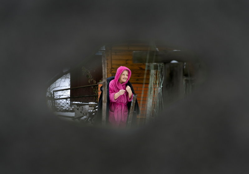 Det är kulhål i staketet runt paret Omeltjenkos hus efter striderna i ukrainska Butja.