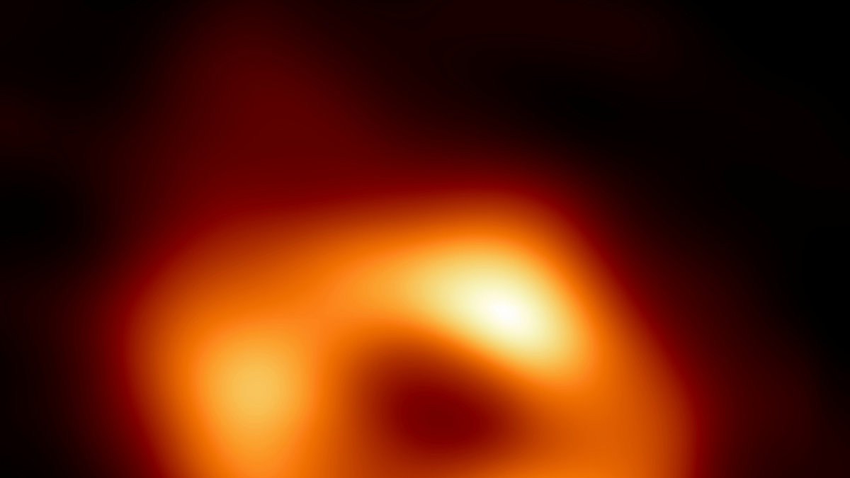 Bilden som på torsdagen offentliggjordes av Event Horizon Telescope-konsortiet visar ett svart håll i mitten av galaxen.