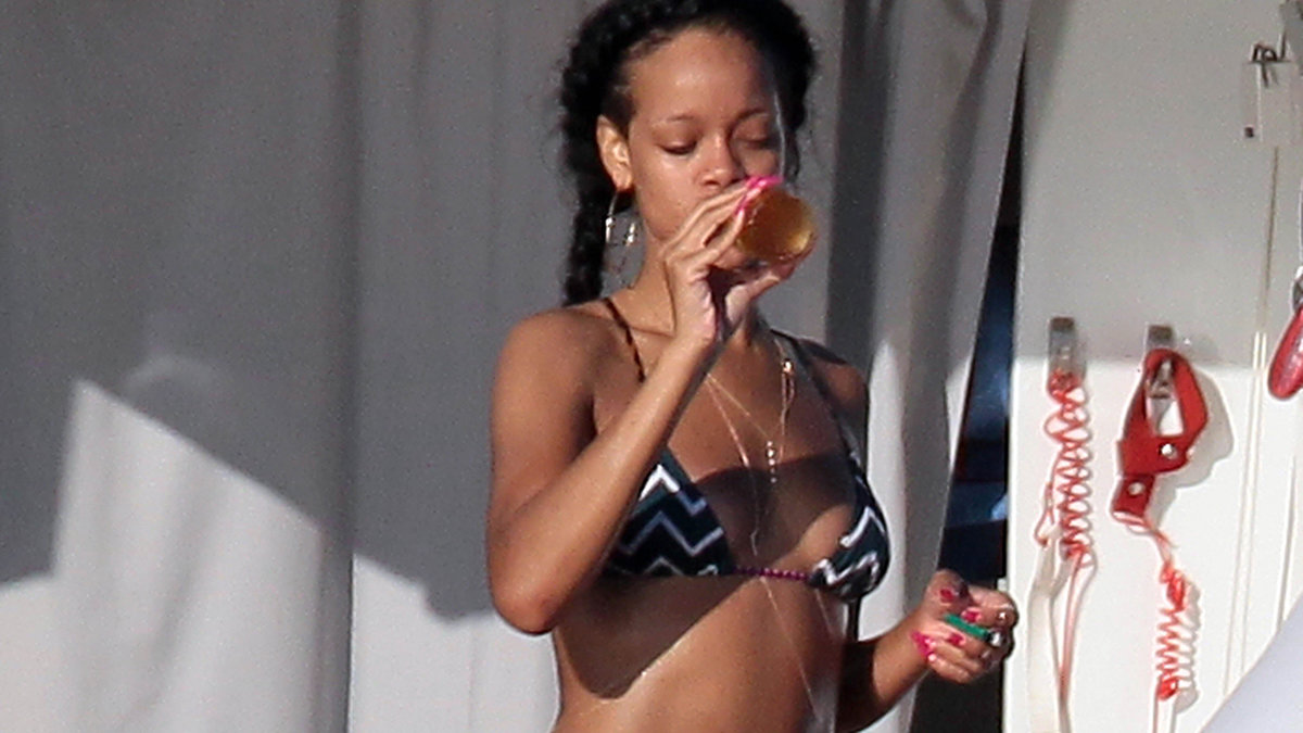 Rihanna klunkar i sig öl.