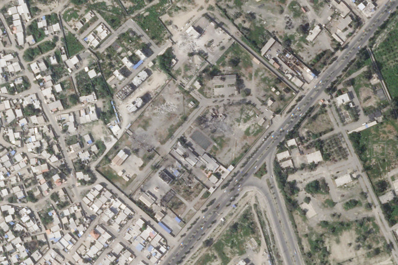 Ett satellitfoto visar området där den attackerade skolan och en bas tillhörande Revolutionsgardet ligger. Bild från 4 mars.