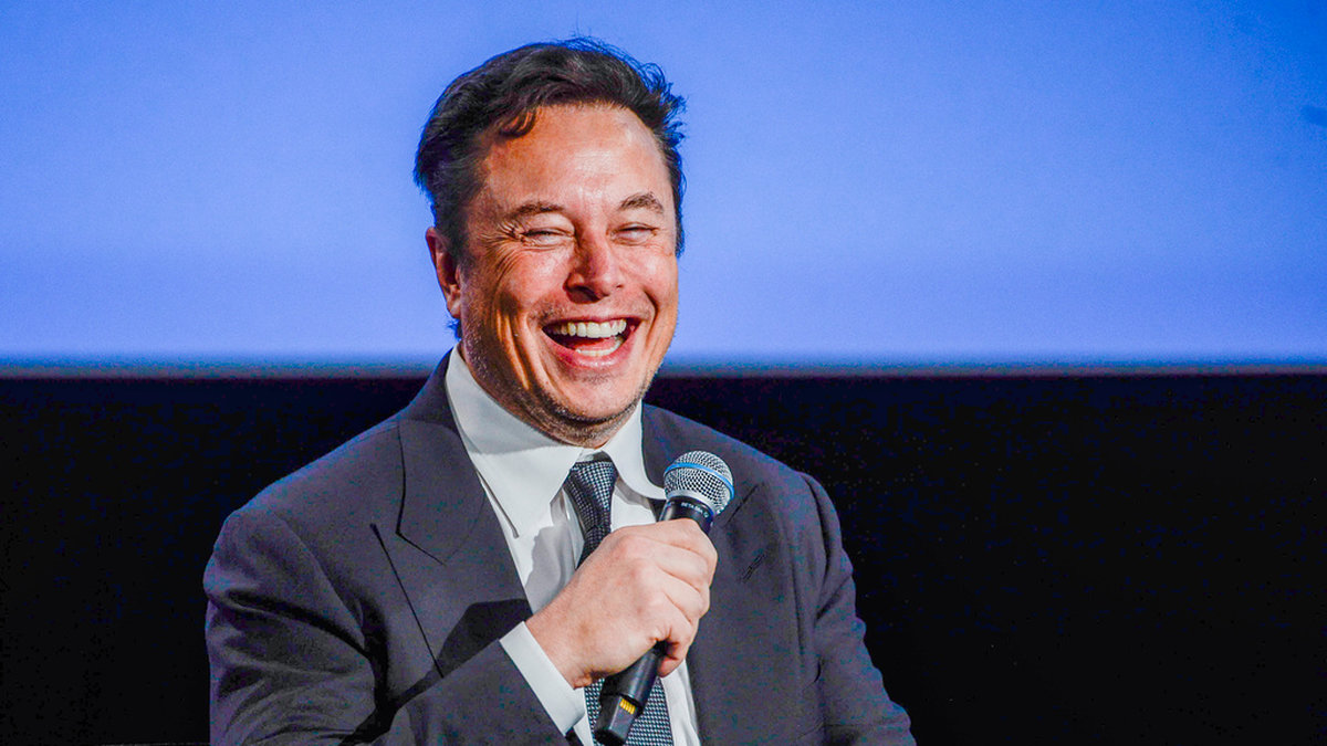 Elon Musk där han tycks trivas bäst – på scen. Arkivbild.
