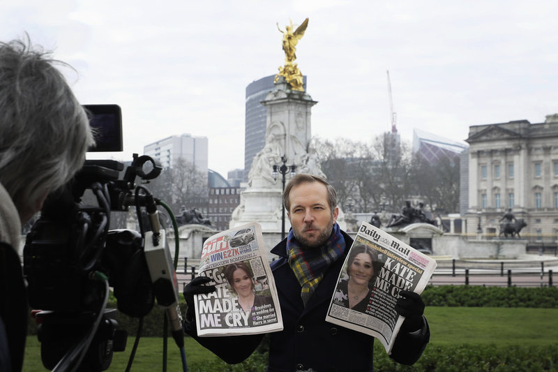 Prins Harry och hans fru Meghan har varit föremål för omfattande medierapportering under de senaste åren. Mycket är rent dravel, enligt dem själva. Här håller en tv-journalist upp en The Sun och en Daily Mail, bägge prydda av Meghan, utanför Buckingham Palace. Arkivbild.