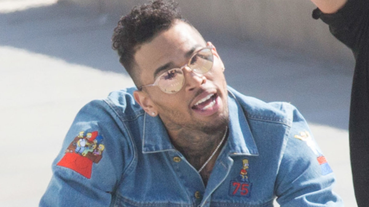 Chris Brown spelar in en musikvideo i Santa Monica. 