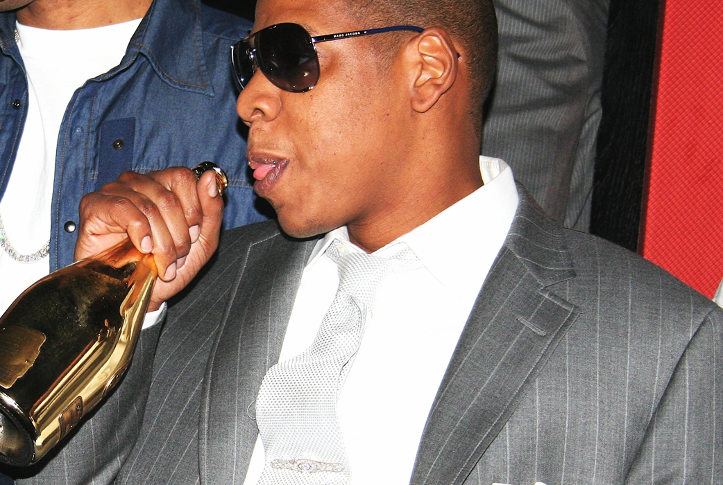 Jay-Z kastar bokstavligen pengar omkring sig. 
