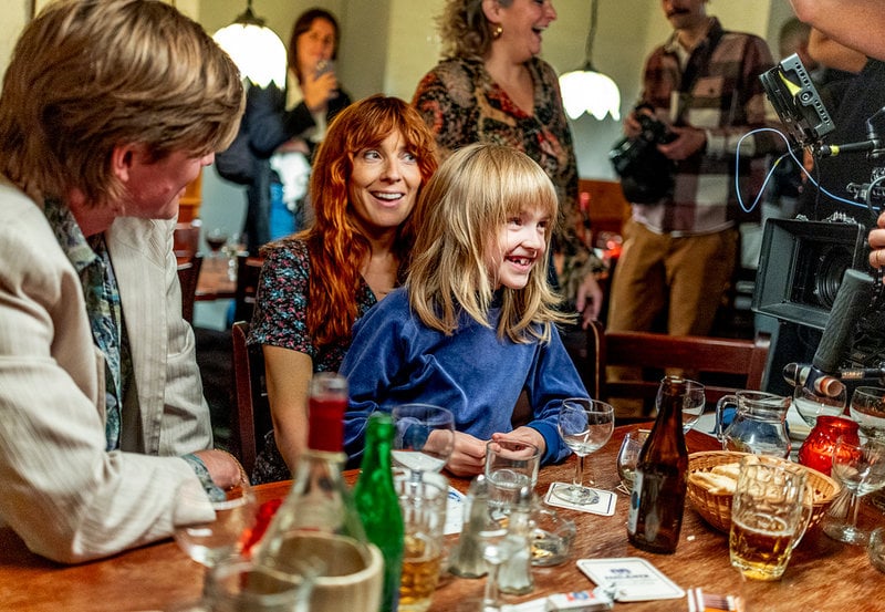 Vilgot Avenäs Thorslund som spelar den 8-årige Andrev sitter i knät på sin mamma (Aliette Opheim). Bredvid sitter en av styvpapporna, "konstnären" (David Book).