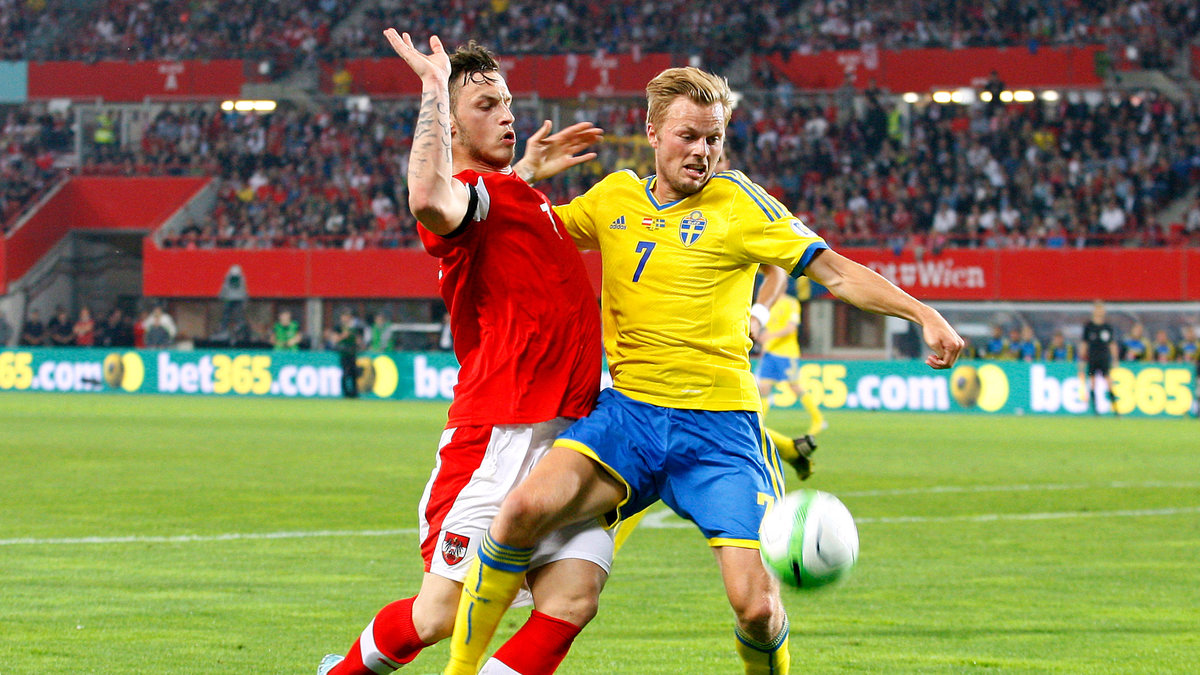 Larsson i förra matchen mot Österrike på bortaplan.