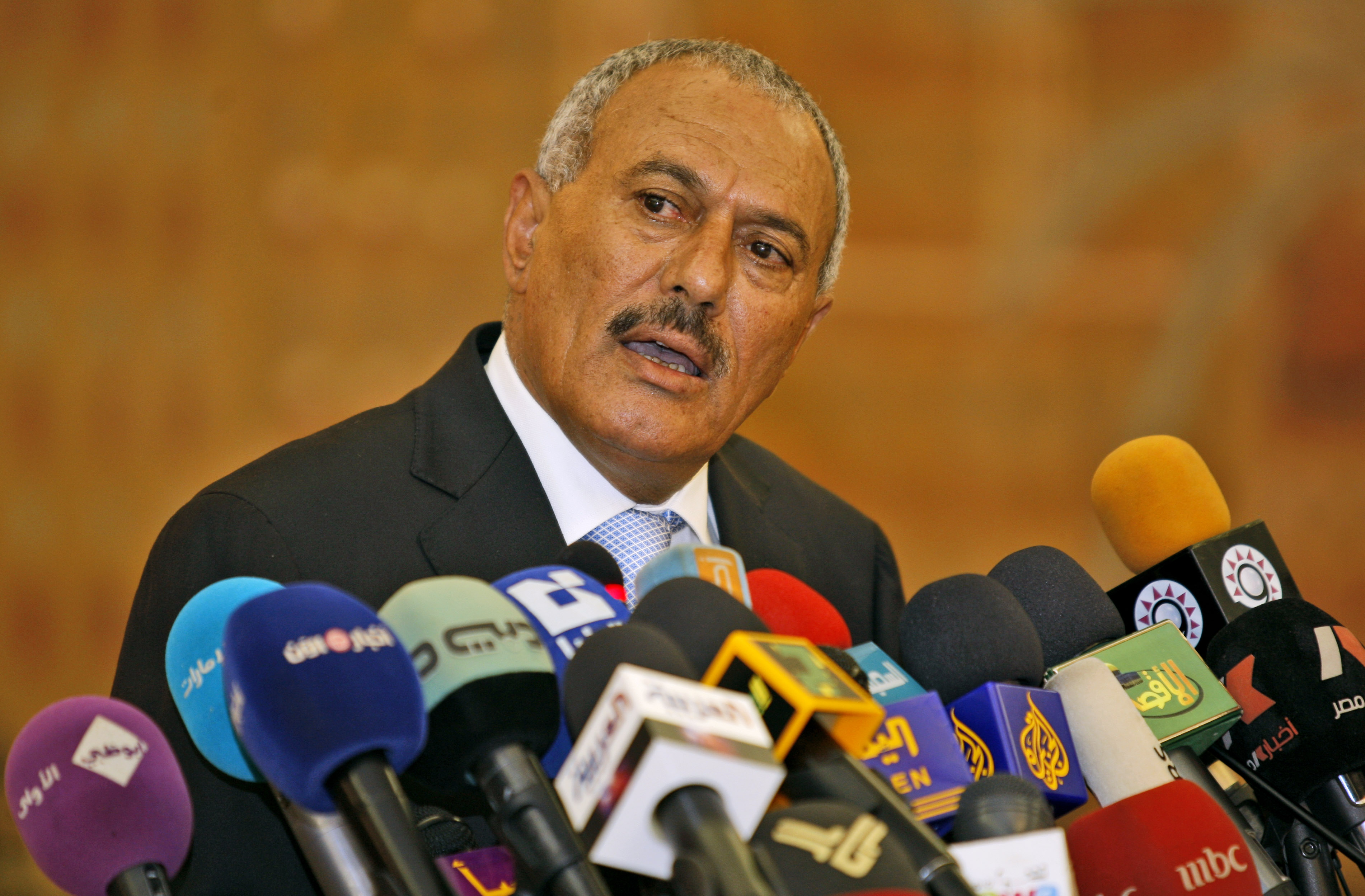 Den jemenitiska presidenten Ali Abdullah Saleh står under måndagens presskonferens fast vid sitt beslut att sitta kvar på sin post fram till nästa presidentval, år 2013.