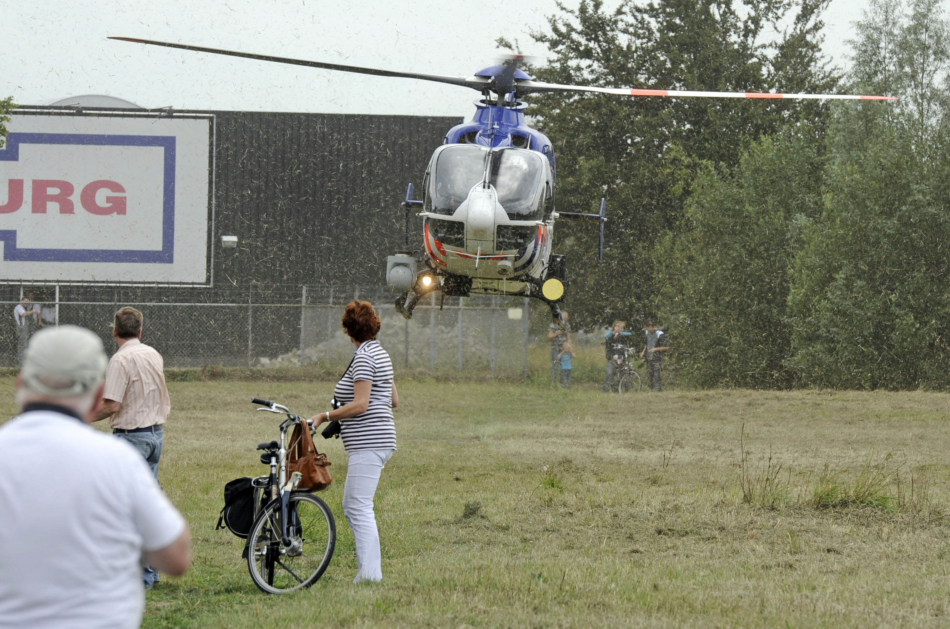 Helikopter var på plats för att föra skadade till närmaste sjukhus.