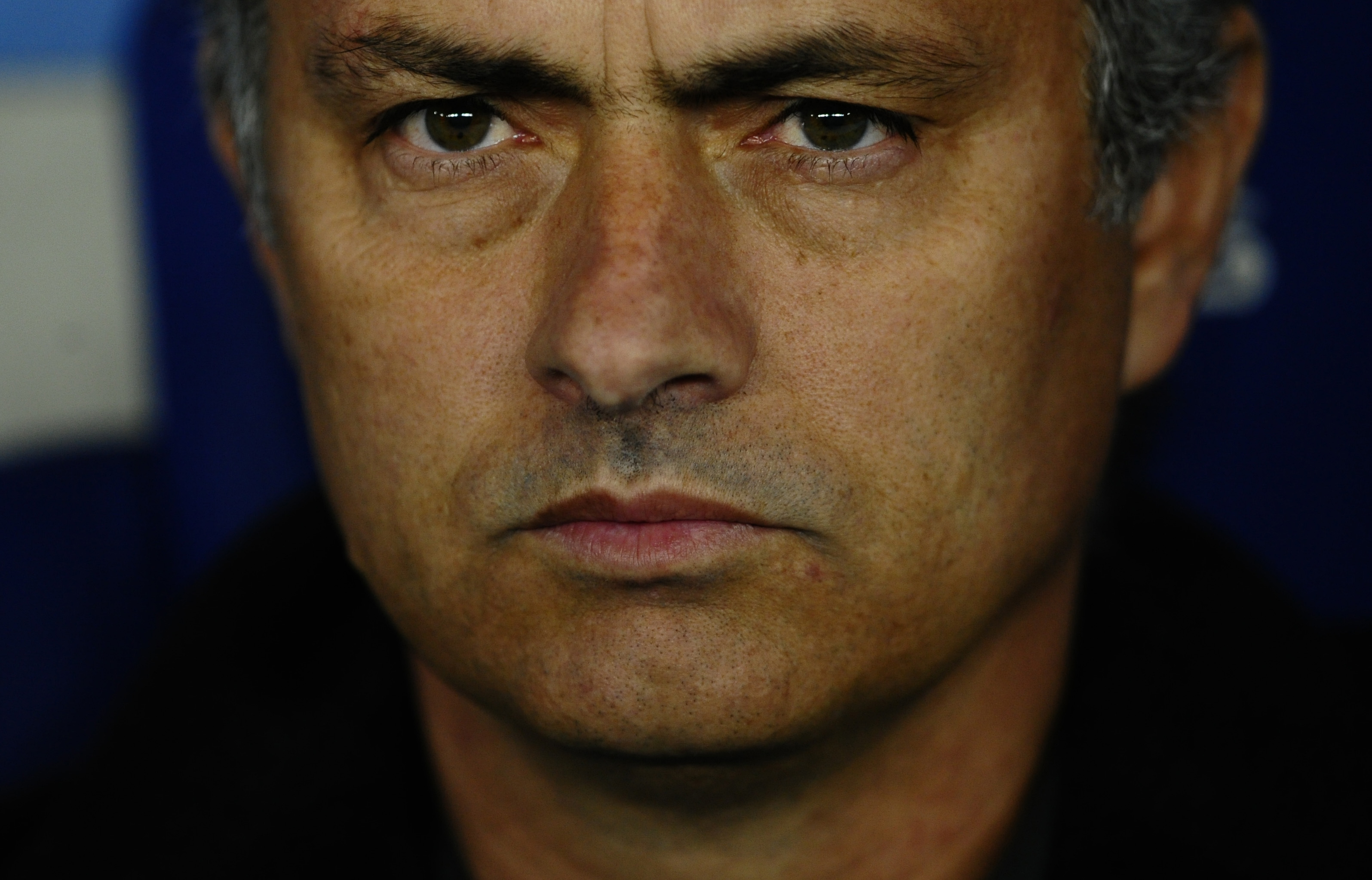 José Mourinho ser alltid lika bister ut på bänken.