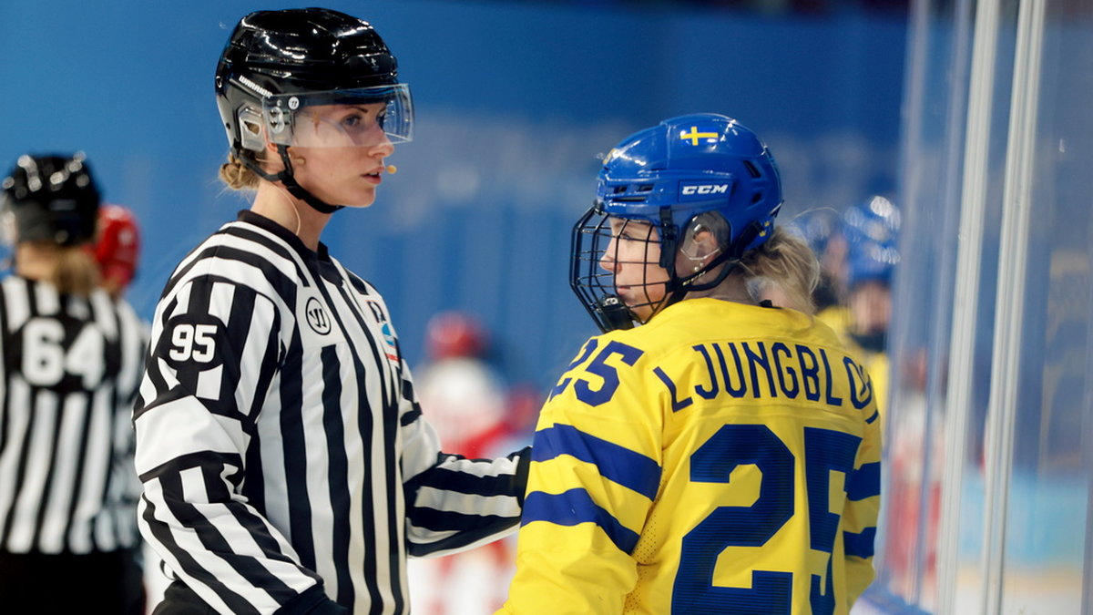Anna Hammar, till vänster, blev historisk när hon dömde i hockeyallsvenskan på onsdagskvällen. Arkivbild.
