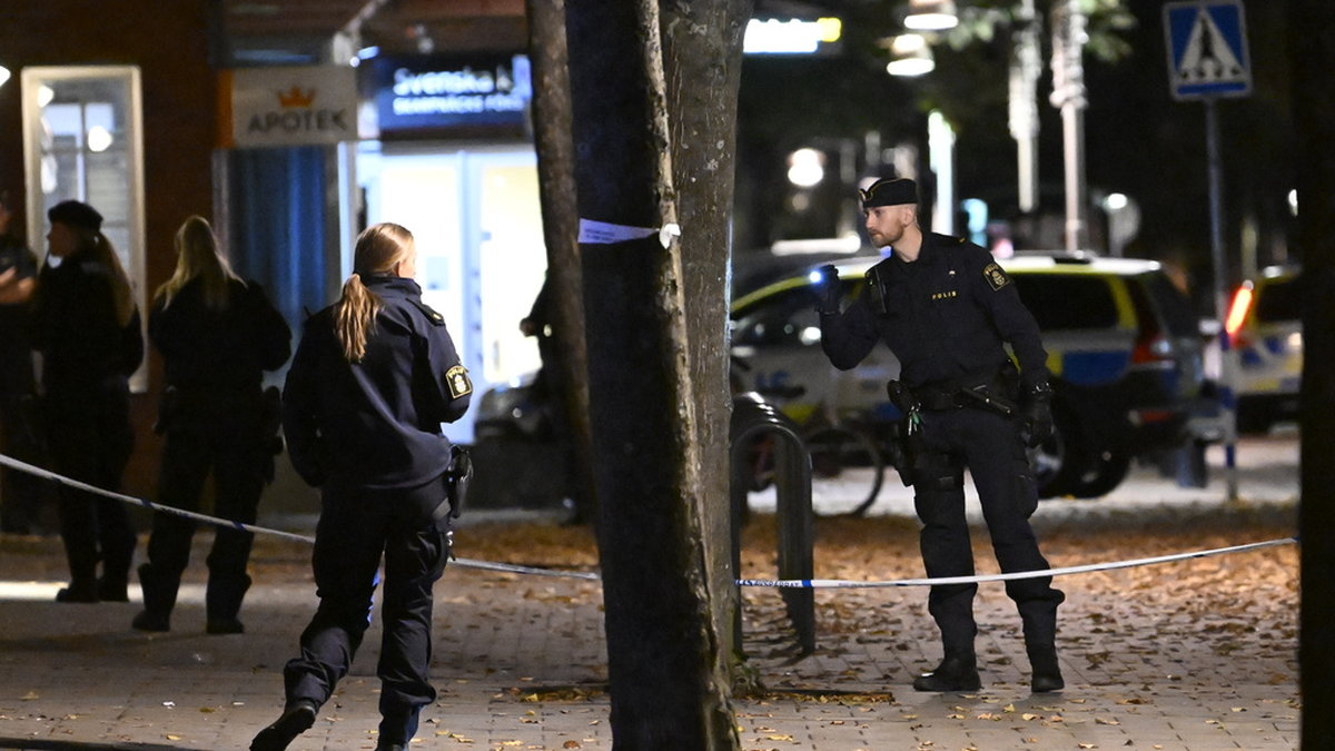 Polis på plats i Skarpnäck i södra Stockholm.