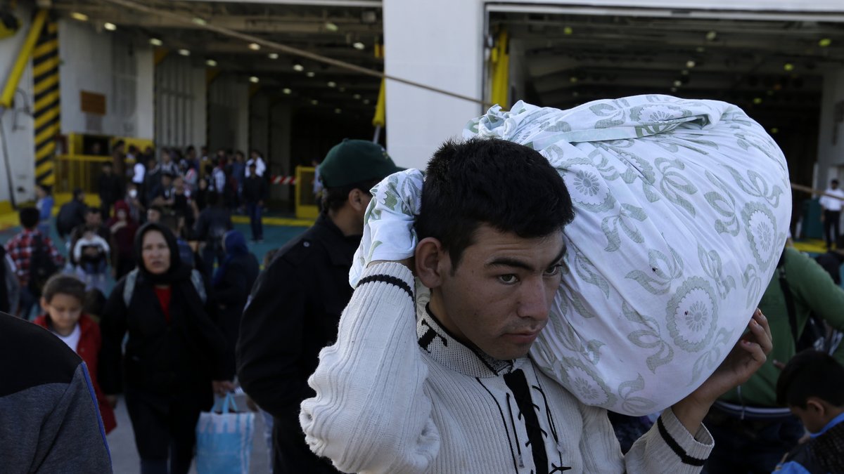 Flyktingar anländer till Atens hamn. 