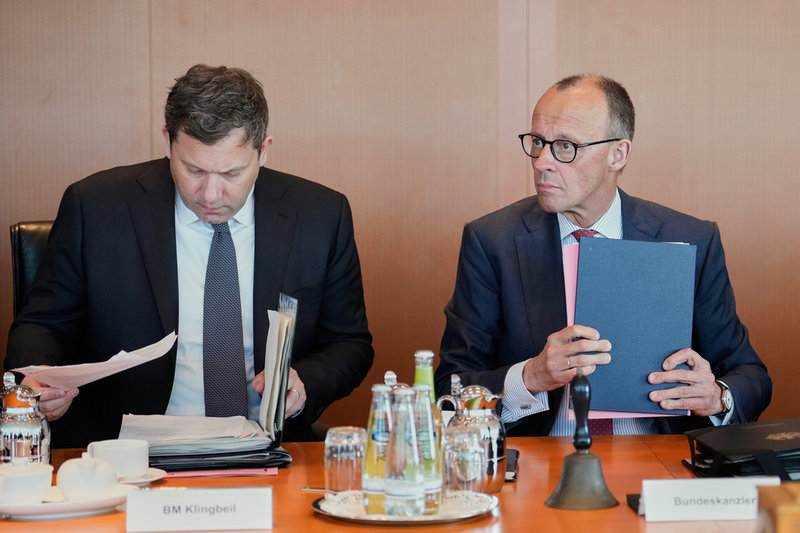 Tysklands förbundskansler Friedrich Merz (CDU) och viceförbundskansler och finansminister Lars Klingbeil (SPD) vid ett regeringssammanträde i Berlin i början av maj. Arkivbild.