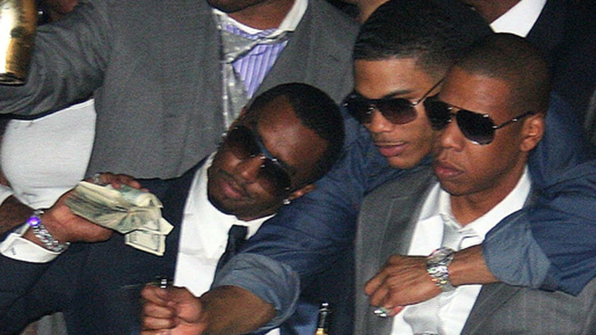 Här festar Jay-Z och P Diddy med varsin flaska och lite fickpengar i Las Vegas för ett par år sedan. 