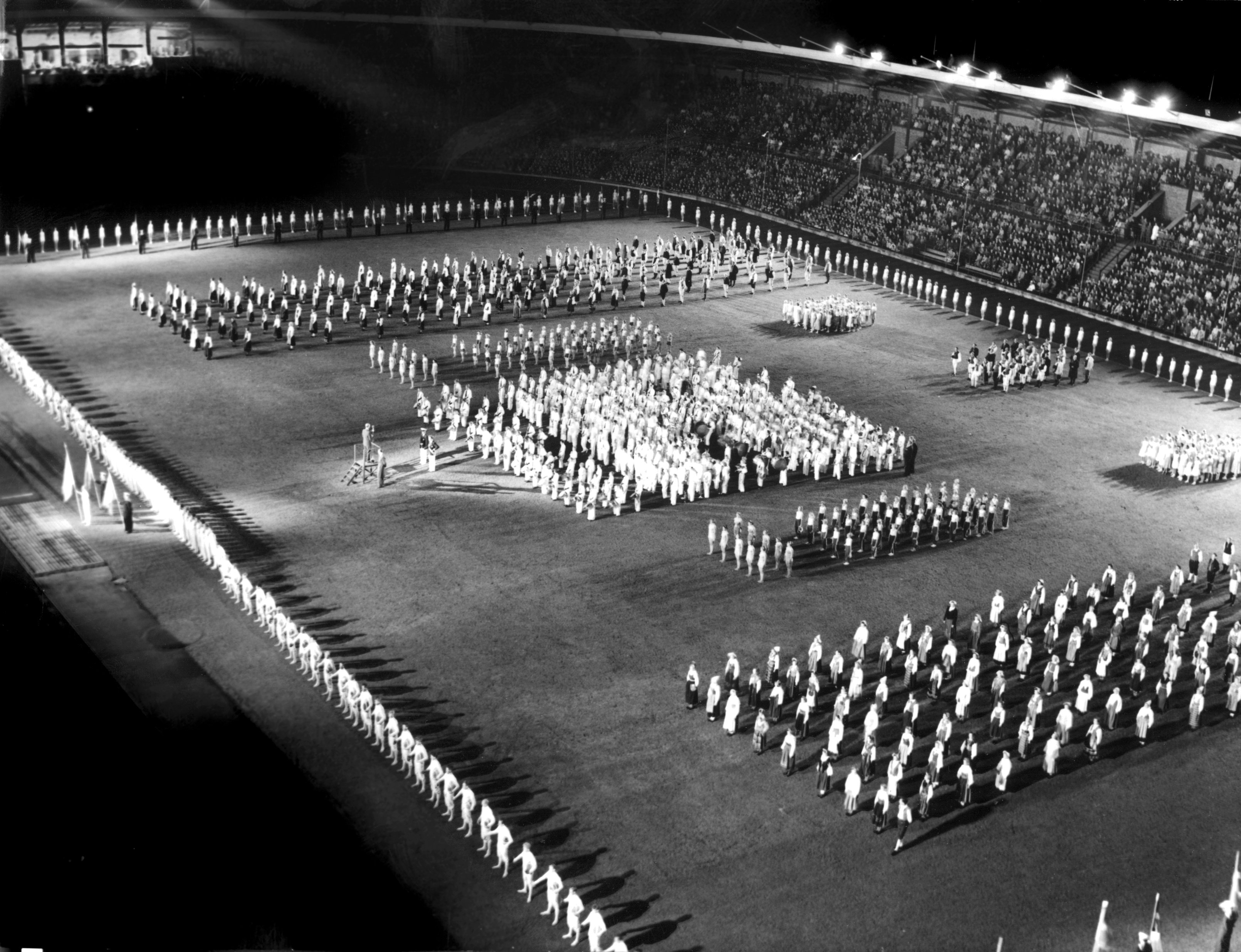 Stockholm firade 700 genom en ljusfest på Stockholms Stadion år 1953. Väldigt modern koreografi, sådär åtta år efter krigets slut.