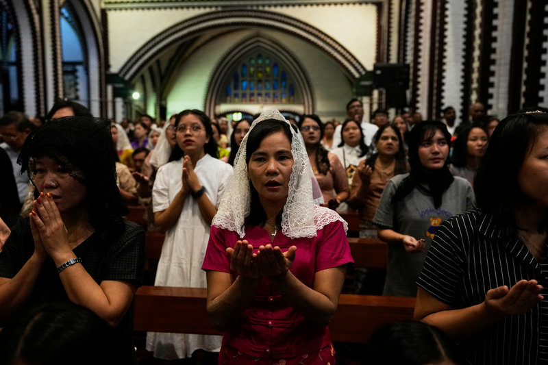 Kristna myanmarier samlade till bön i en katedral i Yangon.