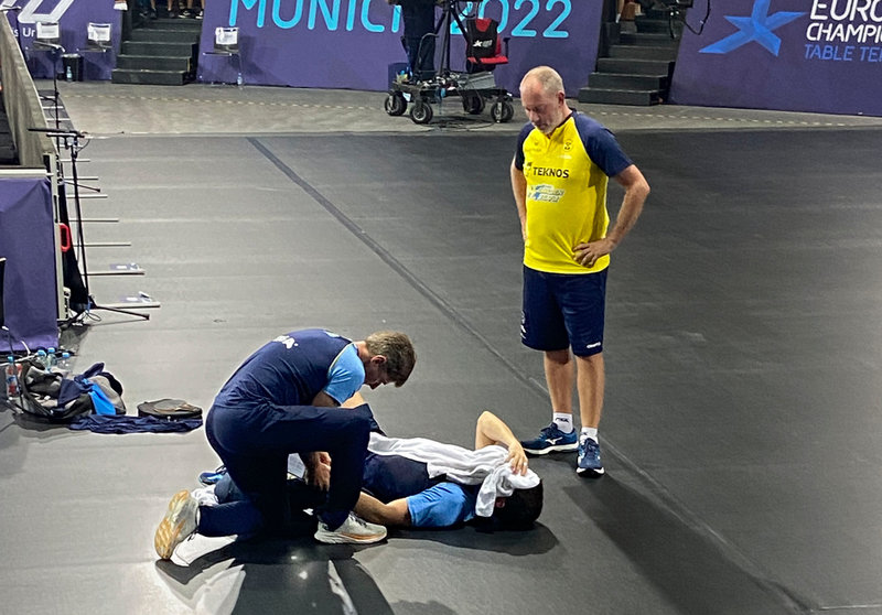 Kristian Karlsson får vård efter att ha slagit sig blodig.