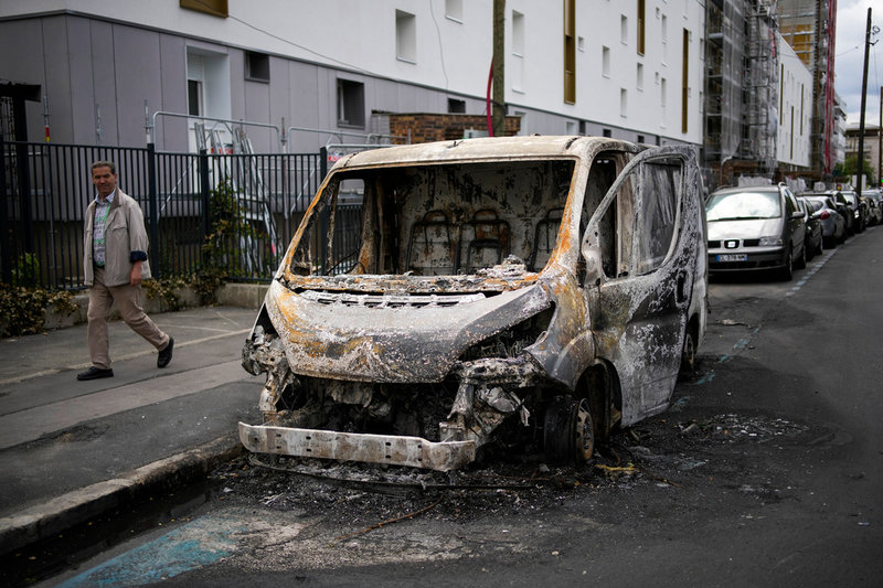 En utbränd bil i Colombes, utanför Paris, efter de våldsamma protesterna som härjat Frankrike sedan i tisdags.