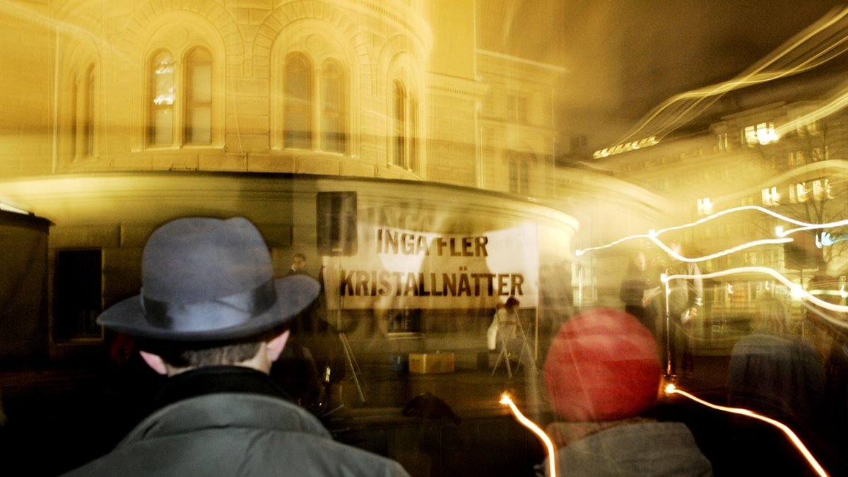Minnesmarsch genom Stockholm den 9 november 2005 i samband med 70-årsdagen av Kristallnatten 1938, då ett hundratal judar dödades och 20 000 fördes till koncentrationsläger över hela Tyskland. Arkivbild.