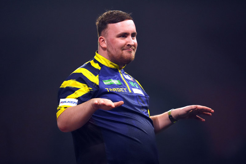 Luke Littler vann sin första match i dart-VM utan några större bekymmer.
