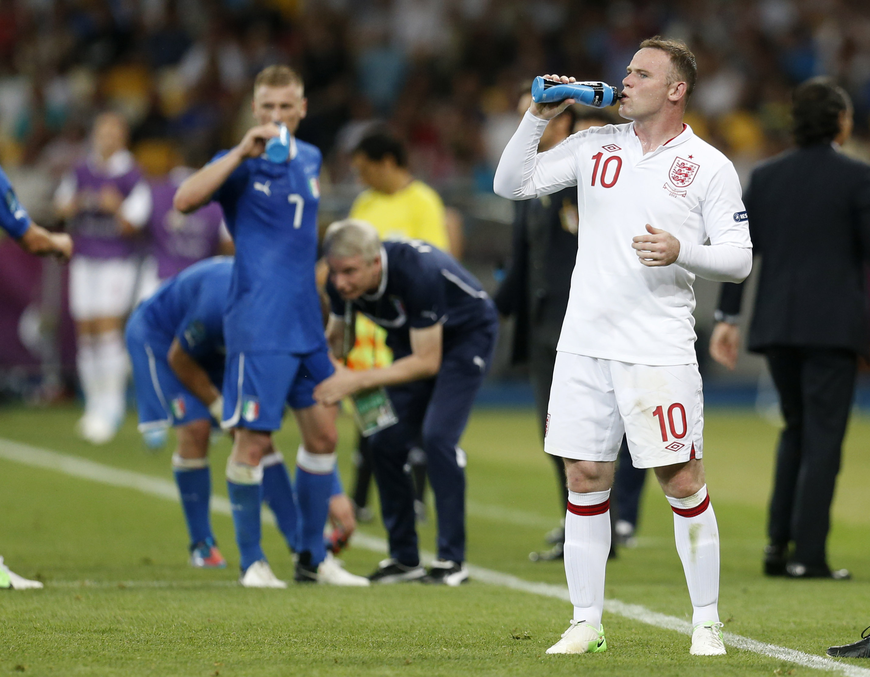 Även Wayne Rooney fick vila i några minuter innan förlängningen.