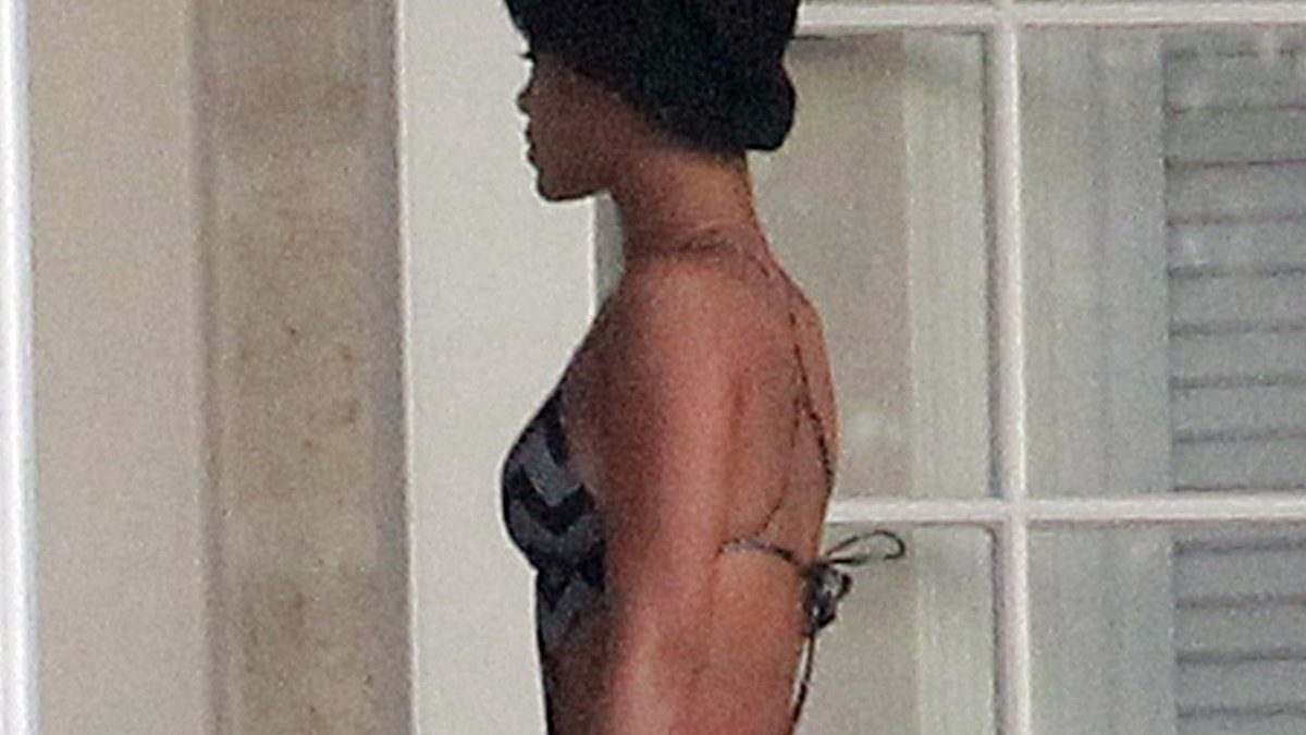 Rihanna i badkläder från Missoni. 