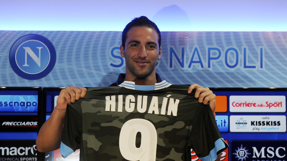 Higuaín, som Napoli betalade 350 miljoner kronor för, uppges ha fått sy åtta stygn i ansiktet. 