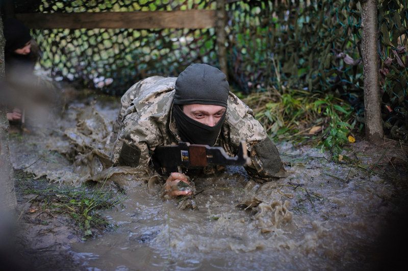 En person tränar i leran under en militärövning i närheten av Lviv i Ukraina. Arkivbild.