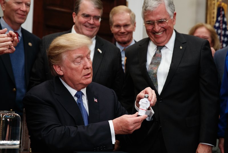 Trump med miniatyrastronaut Trump med miniatyrastronaut