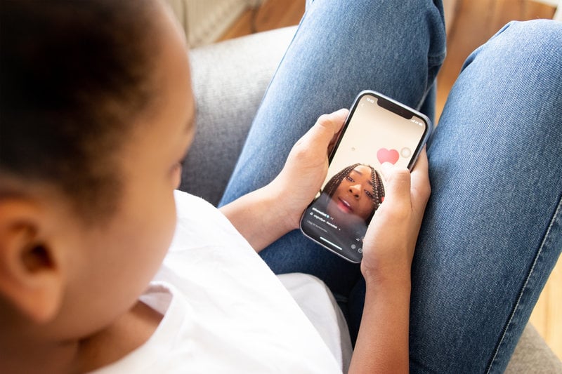 En flicka kollar Tiktok. Foto: Isabell Höjman/TT En flicka kollar Tiktok. Foto: Isabell Höjman/TT
