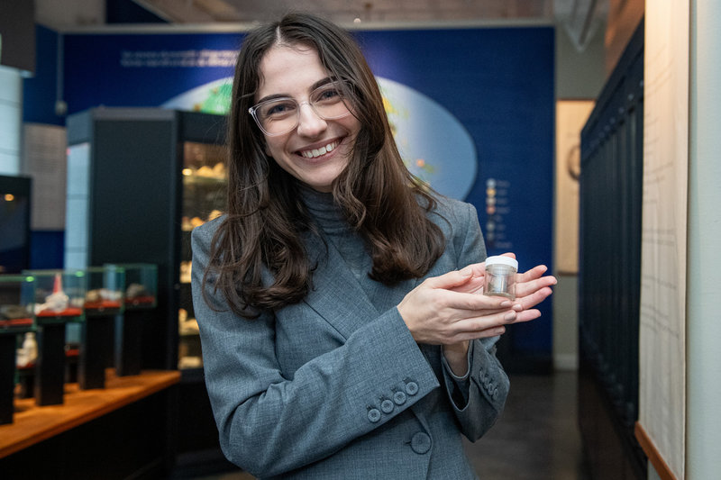 Romina Pourmokhtari (L) med en bit uran.