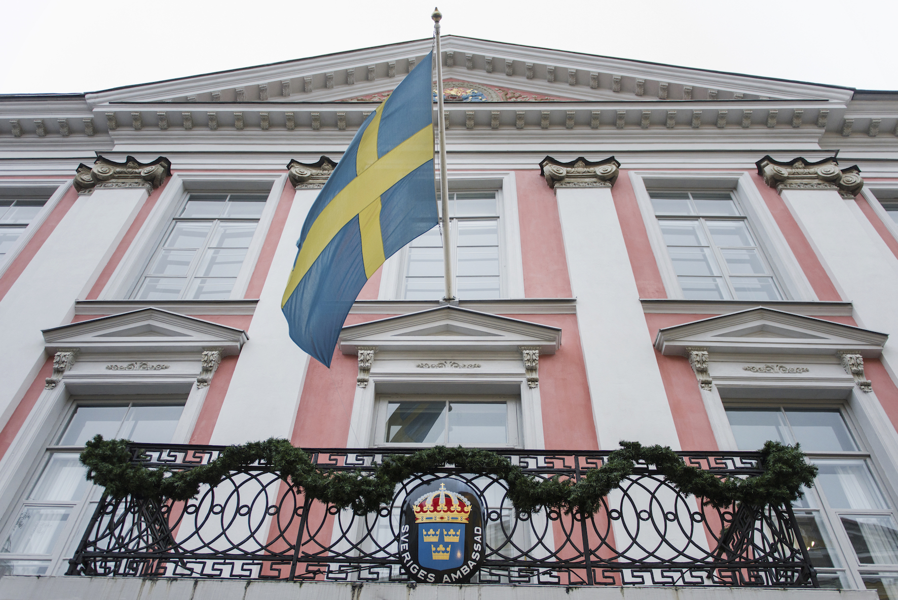 Sveriges flagga på ambassaden i Tallin. Sveriges flagga på ambassaden i Tallin.