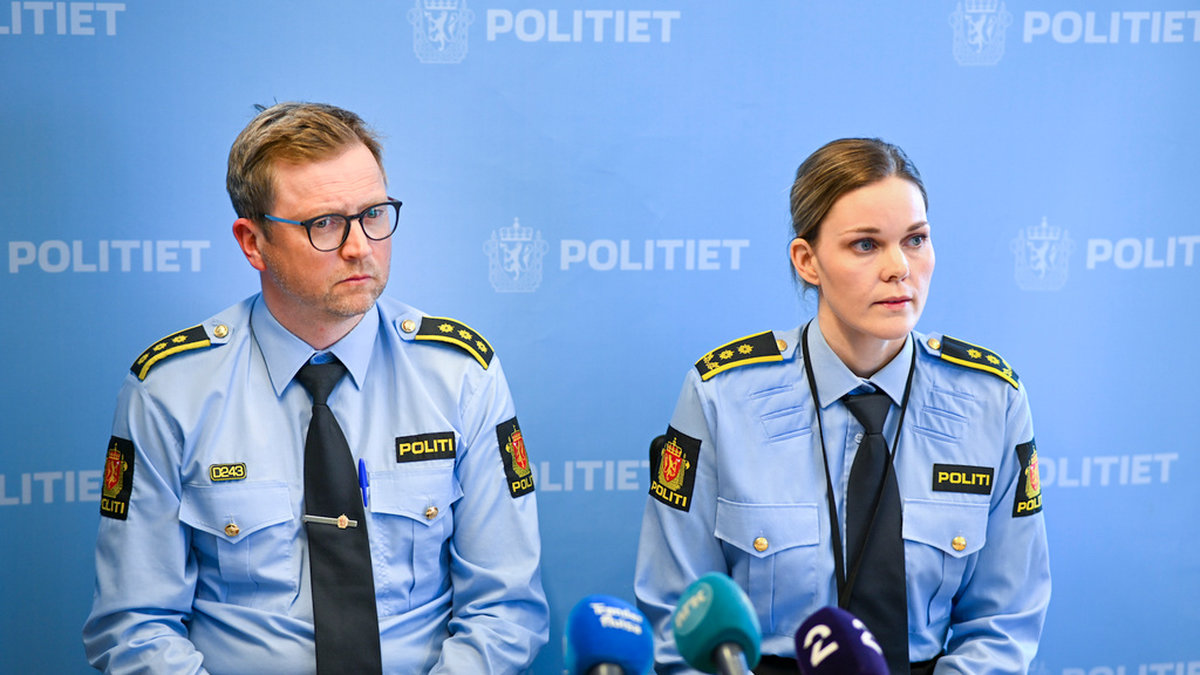 Förundersökningsledare Kjetil Mollan och åklagare Malin Borg säger på en pressträff att man ännu inte vet om den dödliga påkörningen var medveten eller inte.