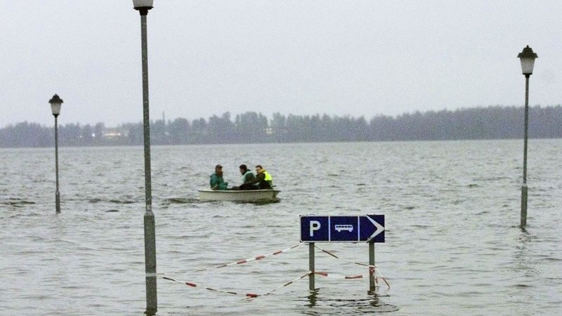 24 november 2000 tvingades fastighetsägare i Arvika ta båt för att ta sig till de hus som drabbats hårdast av översvämningarna. Arkivbild.