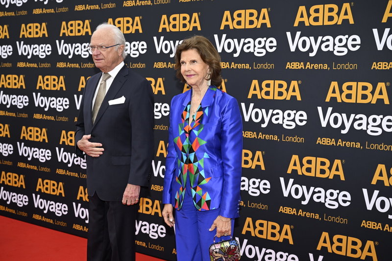 Kung Carl XVI Gustaf och drottning Silvia var gäster på galapremiären av 'Abba Voyage' under besöket i Storbritannien.