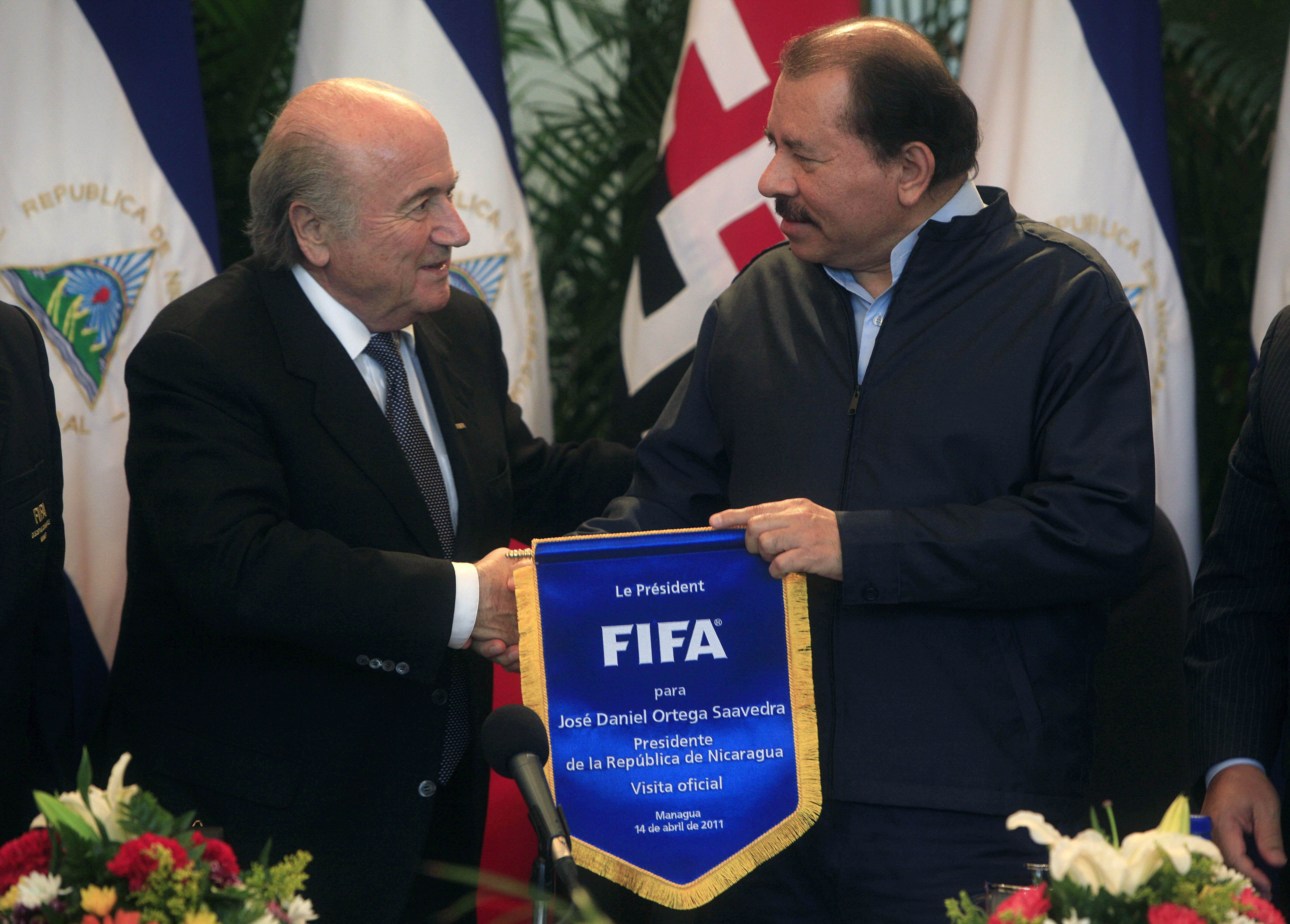 Här poserar Sepp Blatter tillsammans med en marodör av demokratiska värderingar.
