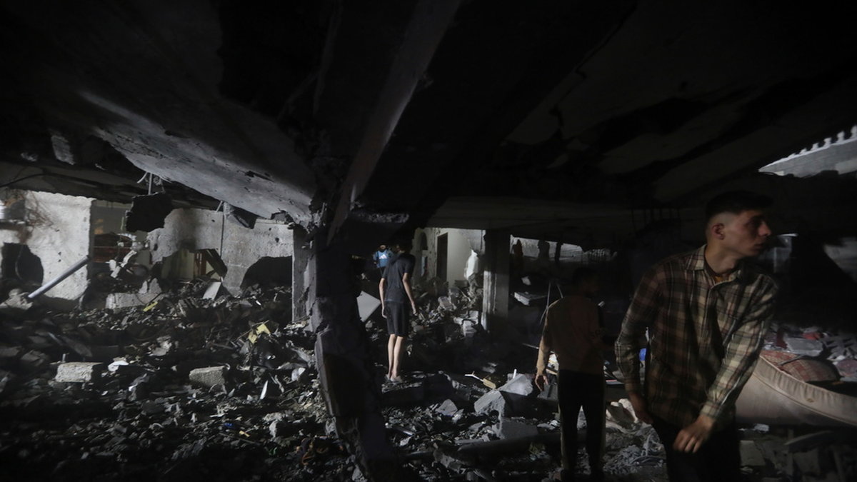 Palestinier söker efter överlevande efter en israelisk luftattack mot ett bostadshus i Rafah den 17 april.