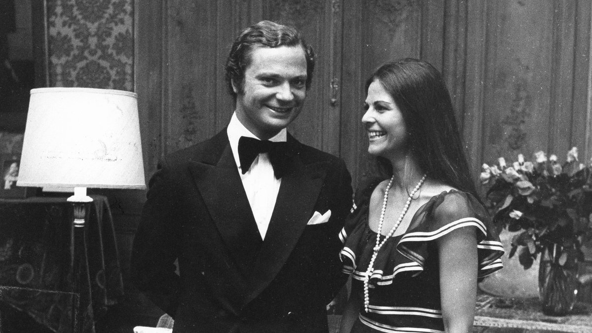 12 mars 1976 tillkännager Kung Carl Gustaf och Silvia Sommerlath att de har förlovat sig.