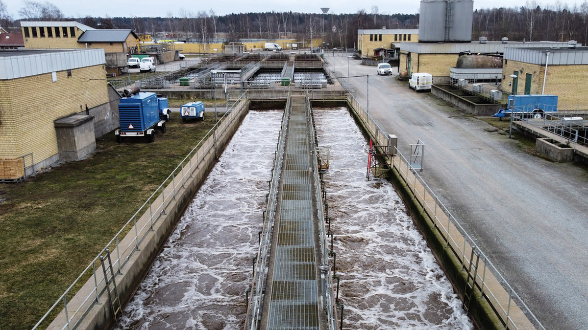 Ett kommunalt reningsverk med bassänger för rening av avloppsvatten Enköping.