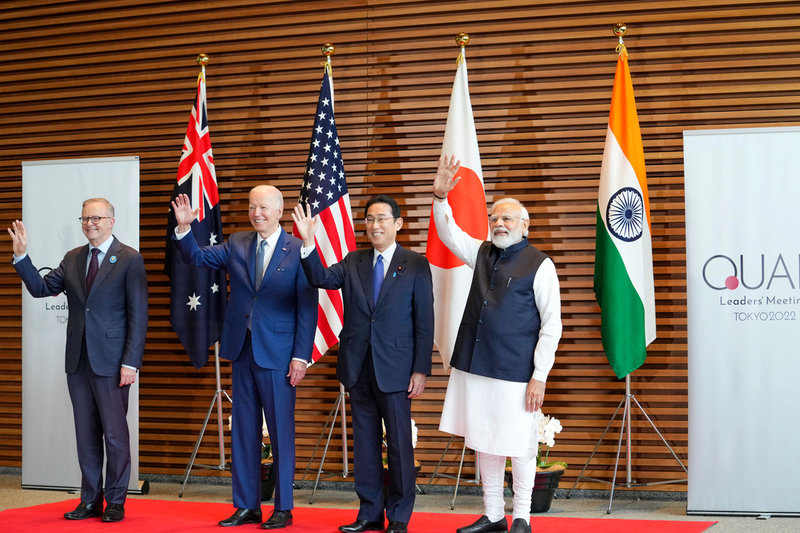De fyra länder som ingår i säkerhetspartnerskapet 'the Quad' är även, precis som nio andra länder, med i det nya handelssamarbetet IPEF. Från vänster Australiens premiärminister Anthony Albanese, USA:s president Joe Biden, Japans premiärminister Fumio Kishida och Indiens premiärminister Narendra Modi som passade på att träffas vid Bidens besök i Tokyo i maj.