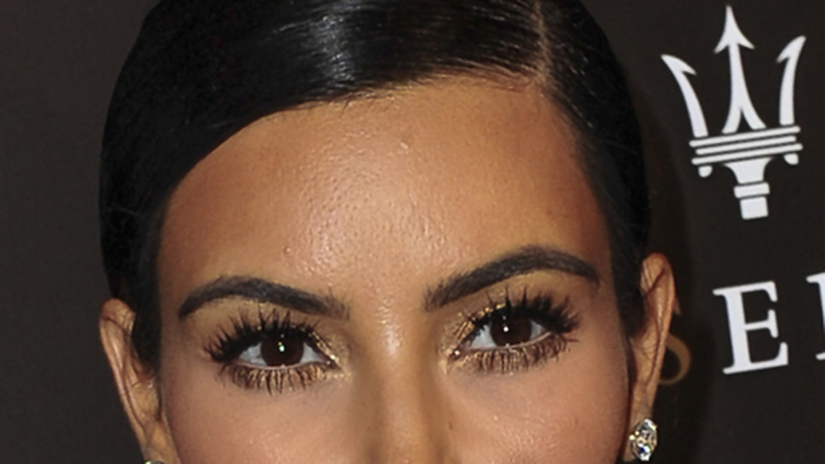 Ögonbrynen fixar Kim på kändissalongen Anastasia i Beverly Hills. Prislappen för att få brynen fixade där kostar cirka 500 kronor.