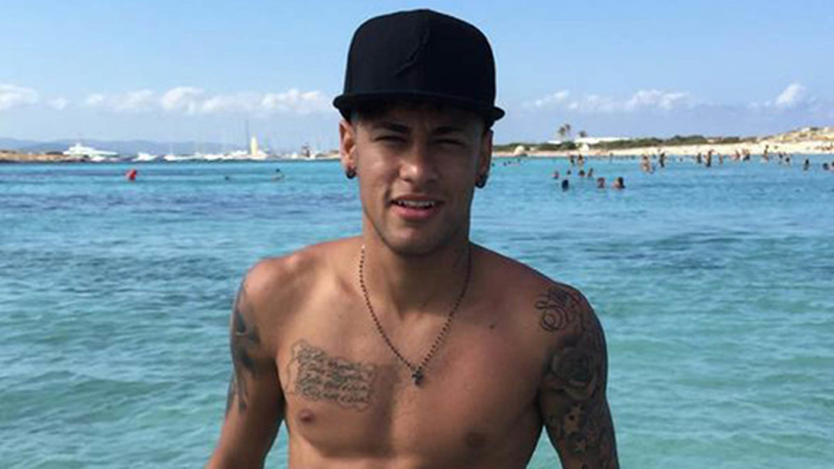 Fotbollsstjärnan Neymar njuter av lite värme och bad. 