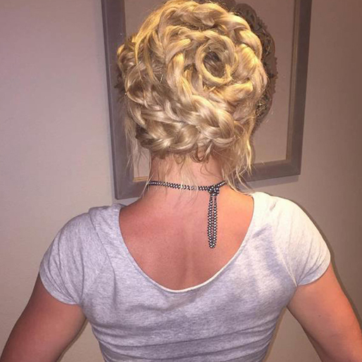 Britney Spears har gjort en avancerad håruppsättning. Britney Spears har gjort en avancerad håruppsättning.